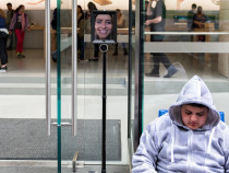 Робот по имени Люси стоит в очереди, чтобы получить новый iPhone
