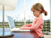 Ученые: мобильные телефоны вызывают косоглазие у детей
