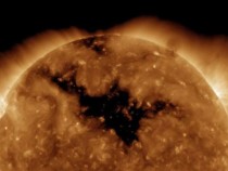 Массивная дыра на Солнце стала видна на полюсах Земли