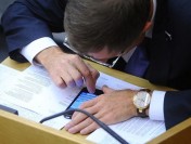 АЗС начали заправлять только чиновников и сотрудников экстренных служб на некоторых трассах