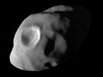 NASA показало новые фотографии «неправильного» спутника Сатурна