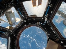 Кусок покрытия, который упустили астронавты МКС, летит впереди станции и не опасен