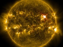 На Солнце сотрудниками NASA была замечена огромная дыра