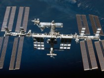 Камера МКС сняла на видео странный объект, следящий за станцией