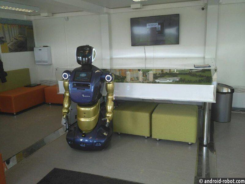 Позолоченный робот Promobot стал агентом по недвижимости