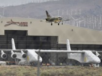 В США самый большой самолет в мире испытали на взлетной полосе