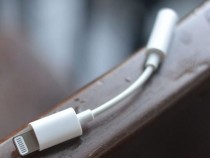 Apple закончит класть в коробку с iPhone переходник для наушников