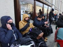 Люди мерзнут в ожидании новых iPhone — фотоподборка с Тверской