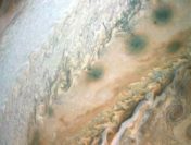 Космический аппарат «Europa Clipper» прислал первые снимки водяных гейзеров на спутнике Юпитера
