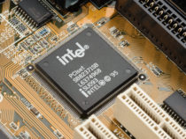 Intel, рассчитывающая на миллиарды долларов в виде грантов США, уволит 15 000 рабочих