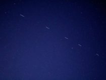 Астрономы-любители засняли «танец» спутников Starlink вокруг неизвестного объекта