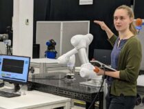 Развивающаяся энциклопедия робототехники характеризует роботов на основе их производительности