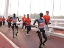 В Пекине протестировали первый в мире полумарафон гуманоидных роботов