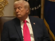 «Электрошокер» в команде Трампа: интернет-теория о тайном устройстве для борьбы со сном