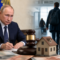 Релокантам перекрыли финансы: Путин подписал закон об ограничениях для уехавших россиян