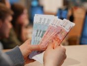 Финансисты, табачники и космонавты: где в России платят больше 200 тысяч рублей
