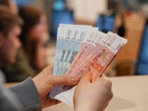 Финансисты, табачники и космонавты: где в России платят больше 200 тысяч рублей